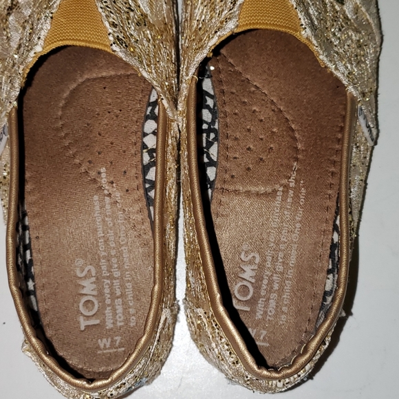 Toms women's 7 gold sparkle lace slip on shoes - Picture 4 of 6